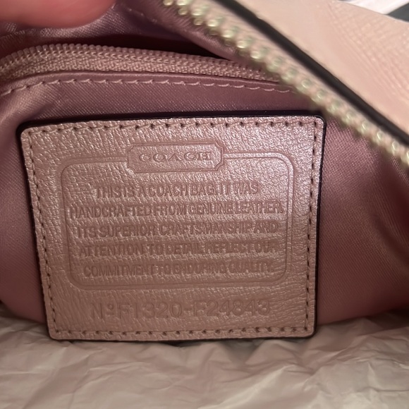 Coach camera Leather pearly pink! Trendy! - Picture 5 of 7